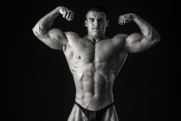 bodybuilder montre ses muscles
 - Photo, image