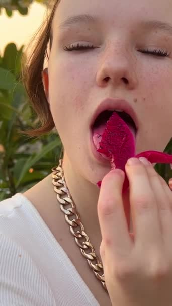 少女は喜んでベトナムのフルーツパタヤドラゴンハートドラゴンフルーツを食べます. ピタヤを食べて楽しむ - 映像、動画