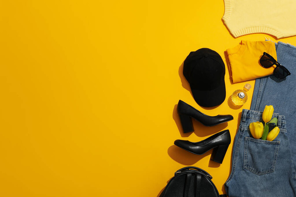 Γυναικεία ρούχα, παπούτσια και αξεσουάρ σε κίτρινο φόντο, χώρος για κείμενο - Φωτογραφία, εικόνα