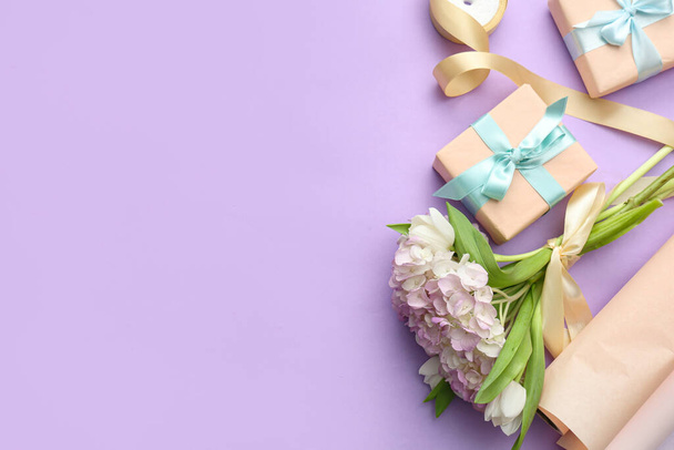 Lahjapakkaukset käärepaperi, kimppu tulppaanit ja hortensia kukkia violetti tausta. Kansainvälinen naistenpäivä - Valokuva, kuva