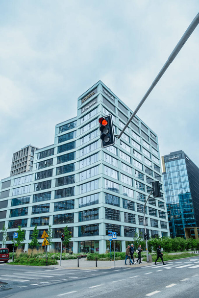semáforos na grande cidade de edifícios de vidro - Foto, Imagem