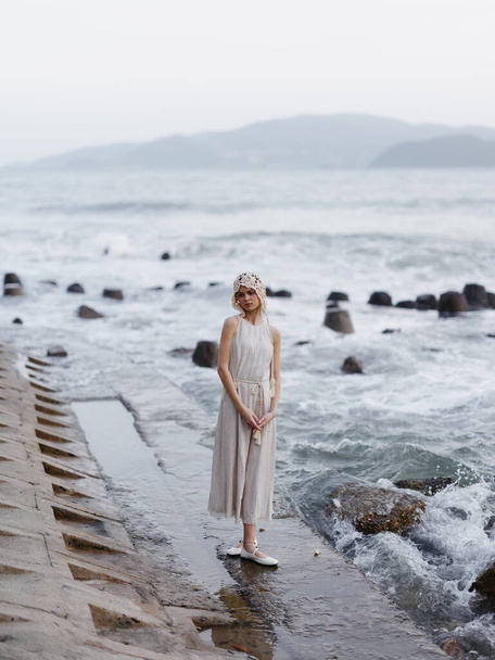 Strandschönheit: Eine ruhige Urlaubsflucht für junge Frauen, die an einem sonnigen Sommerabend die Meereswellen umarmen - Foto, Bild