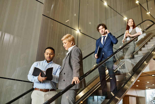 Різноманітні бізнес-професіонали спускаються сходами разом. - Фото, зображення