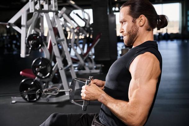 Un homme athlétique en tenue active tirant tout en travaillant dans une salle de gym. - Photo, image