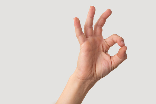 Mužská ruka ukazuje ok znamení, izolované na bílém pozadí s kopírovacím prostorem. - Fotografie, Obrázek