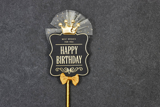 hermosa tarjeta de mejores deseos para fiesta de cumpleaños sobre fondo gris grunge - Foto, Imagen