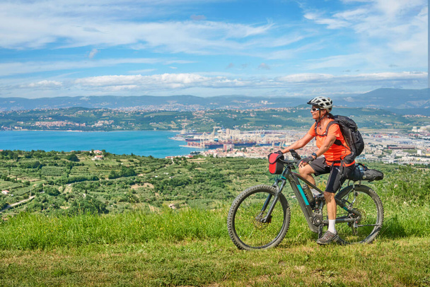 bella donna attiva in un tour in mountain bike al costo Mediterraneo sloveno sopra Capodistria - Foto, immagini