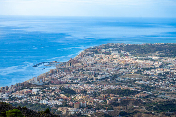 Панорамний вид на Середземне море і місто Фуенхирола, Андалусія, Малага, Іспанія - Фото, зображення