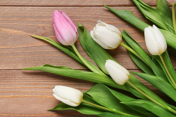 Krásné tulipány na dřevěném pozadí. Mezinárodní den žen - Fotografie, Obrázek