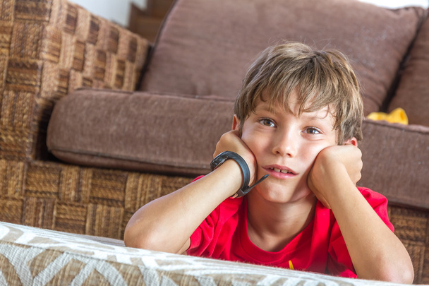 портрет молодого хлопчика, який дивиться телевізор вдома
 - Фото, зображення