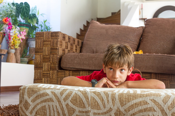 genç çocuk evde tv izlerken kapalı portresi - Fotoğraf, Görsel