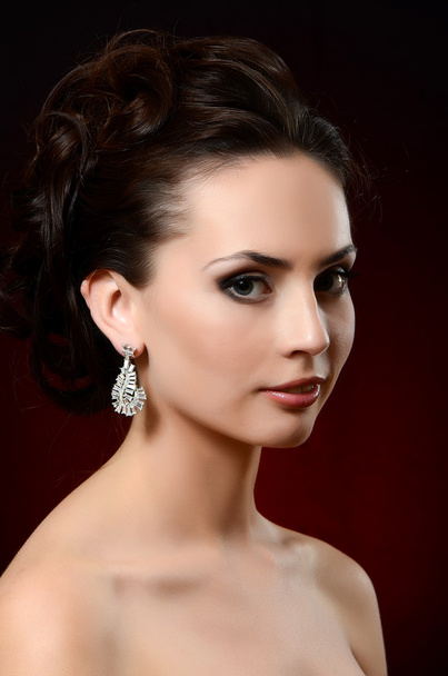 piękna kobieta w kolczyki biżuteria - Zdjęcie, obraz
