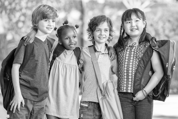 Escena en blanco y negro de niños felices en la escuela
 - Foto, imagen