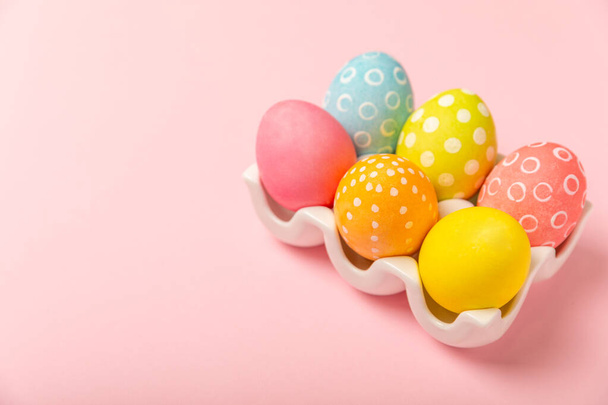 Húsvéti tojás élénk rózsaszín háttérrel. Húsvéti ünnepség koncepció. Színes húsvéti kézzel készített díszített húsvéti tojás. Helyet az sms-nek. Fénymásolási hely. - Fotó, kép