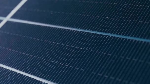ソーラーパークの太陽光発電パネルが近づいています. 晴れた日にはソーラーパネル. ソーラーパネルシステム発電機。 オルタナティブパワーエネルギーコンセプト. - 映像、動画