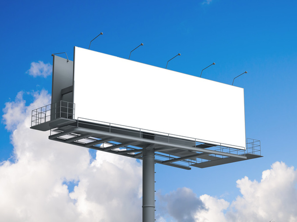 Πίνακας διαφημίσεων με κενή οθόνη στο γαλάζιο του ουρανού - Φωτογραφία, εικόνα