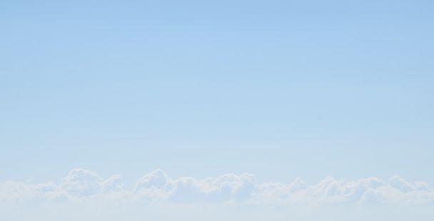 Ωραίο άσπρο σύννεφο, σχετικά με το γαλάζιο του ουρανού - Φωτογραφία, εικόνα
