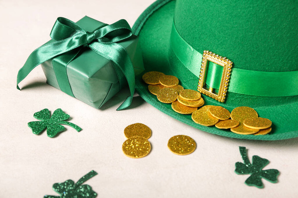 Подарункова коробка з капелюхом лепречуна, золотими монетами та конюшинами для святкування Дня святого Патріка на білому гранжевому фоні - Фото, зображення