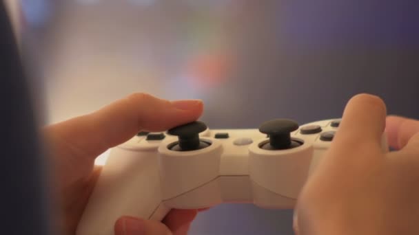 Chica jugando videojuego con controlador
 - Imágenes, Vídeo