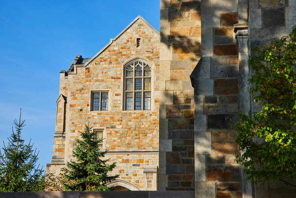 Ann Arbor 'daki Michigan Üniversitesi' nde Gotik tarzı taş bina. Güneşli bir günde mimari miras ve akademik gelenek sergileniyor.. - Fotoğraf, Görsel