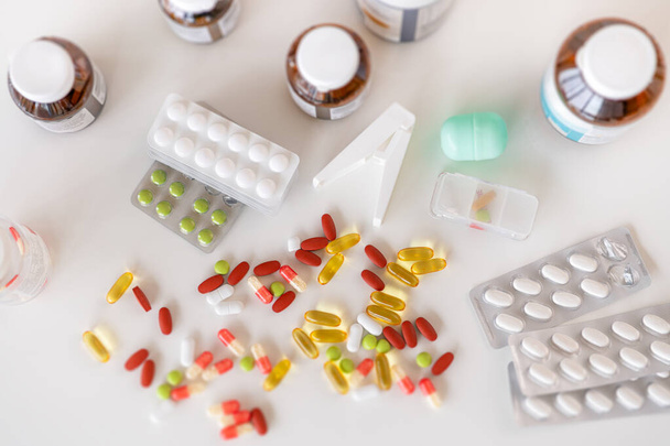 Pillole medicinali, farmaci in diversi colori disposti su sfondo bianco. Sanità umana concetto medico. - Foto, immagini