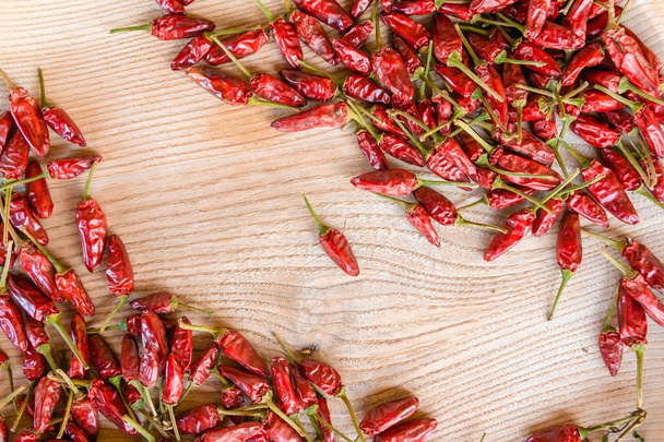 Vörös forró fűszeres chili, a fa árnyéka kontraszt - Fotó, kép