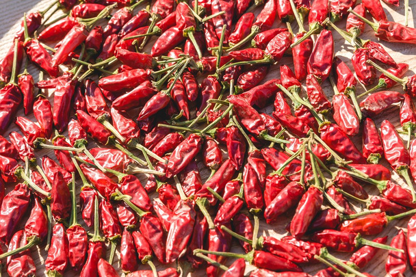 Vörös, meleg, fűszeres chili háttér - Fotó, kép