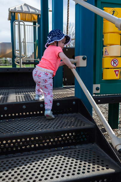 Κορίτσι μικρό παιδί που παίζουν σε πολλά tot - Φωτογραφία, εικόνα