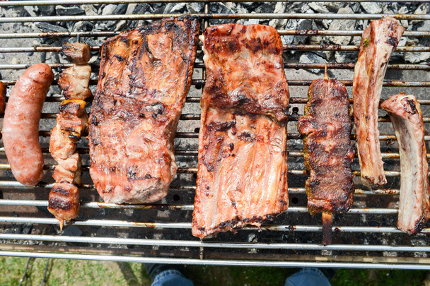 Variedade saborosa de carne em um churrasco de verão
 - Foto, Imagem