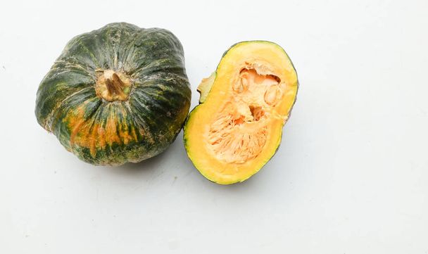 Куча свежей зеленой японской тыквы (Cucurbita moschata), Кабоча сквош, как в мяч и порез, показывая желтую плоть изолированы на белом backdrop.Healthy пищевой овощ, фрукты, и пищевой бизнес - Фото, изображение
