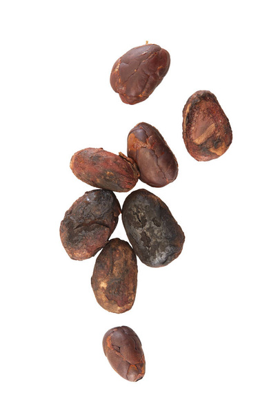 Close-up Ongeschilde cacaoboon geïsoleerd op een witte achtergrond - Foto, afbeelding