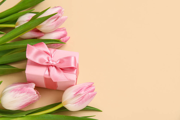 Růžové tulipány s dárkovou krabicí na béžovém pozadí - Fotografie, Obrázek