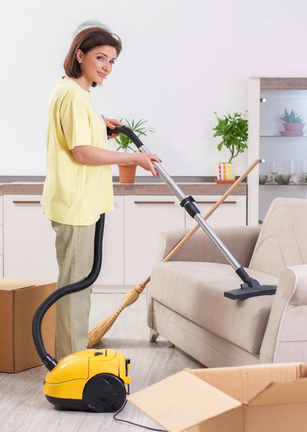 The middle-aged woman cleaning new apartment - Foto, immagini