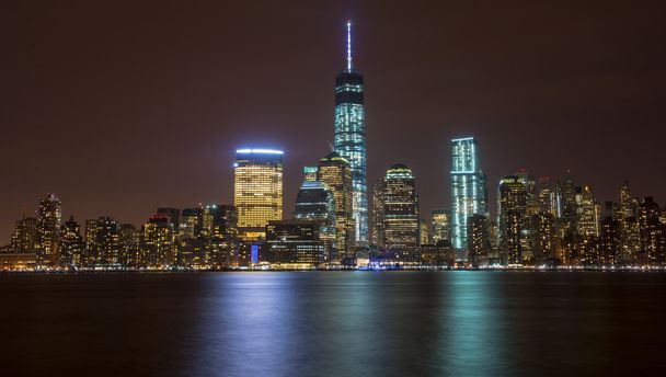 Rascacielos de Manhattan por la noche
 - Foto, Imagen