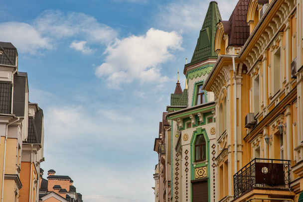 Casas multicoloridas no bairro Podil Vozdvizhenka da cidade de Kiev, Ucrânia. - Foto, Imagem