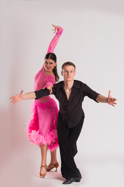 mies ja nainen tanssimassa askelia
 - Valokuva, kuva