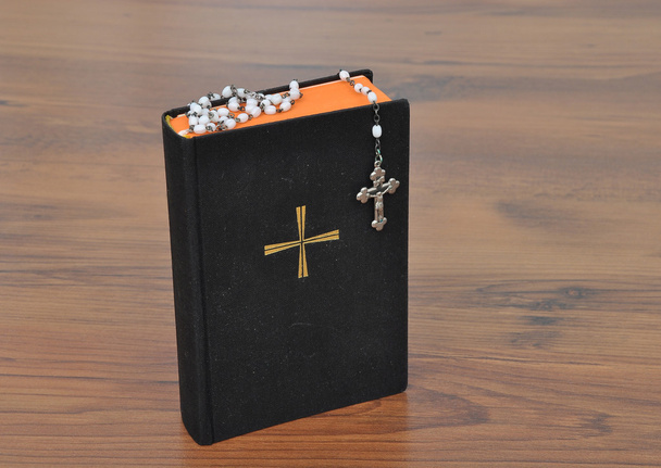 gebed boek met chaplet - Foto, afbeelding