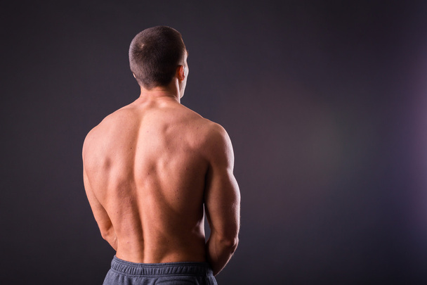 bodybuilder δείχνει τους μυς του - Φωτογραφία, εικόνα