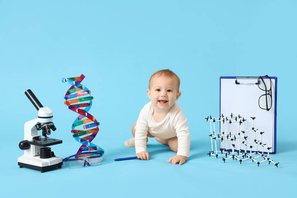 Aranyos kis baba a tudós tételek a kék háttér - Fotó, kép