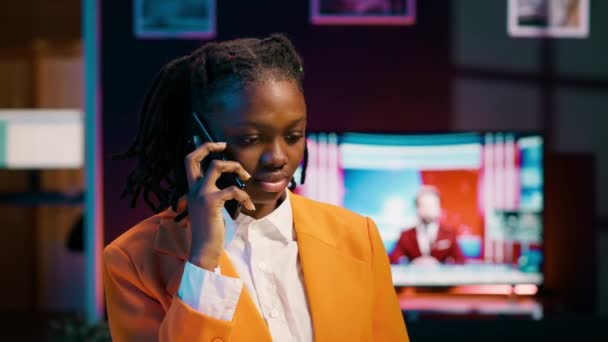 Afro-Amerikaanse student beantwoordt oproep op mobiele telefoon lijn, praten met haar mentor over cursusmateriaal en collegenota 's te gebruiken op vrijgezellenkrant. Meisje wisselt ideeën uit met mentor. Camera A. - Video