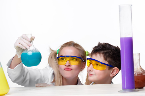 Teen and teacher of chemistry at  lesson making experiments - Fotoğraf, Görsel