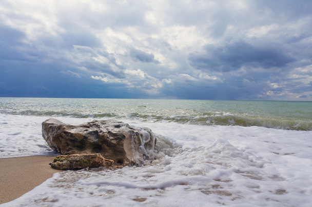 Dalga ve taş. Kırım Karadeniz - Fotoğraf, Görsel
