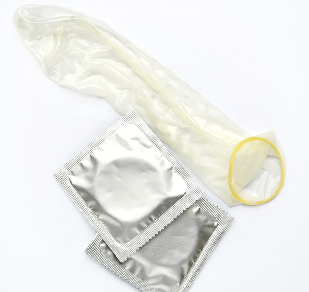 白で隔離コンドームのカップル - 写真・画像