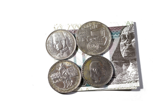 Nota egípcia com moedas de prata egípcias da revolução Orabi, Presidente Gamal Abdel Nasser, Rei Farouk I e do Jubileu de Ouro da Liga Árabe, antigas moedas de prata retro vintage em 100 LE Libra EGP - Foto, Imagem