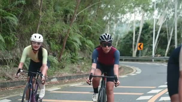 jóvenes asiático adulto ciclistas a caballo bicicleta en rural camino - Metraje, vídeo