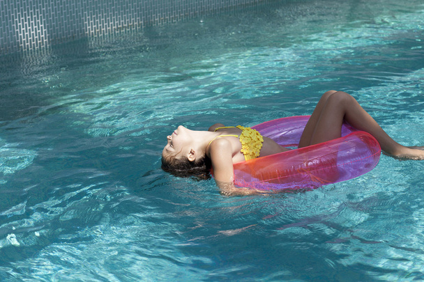 Девочка в голубой воде бассейна
 - Фото, изображение