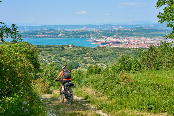 agradável mulher ativa em um passeio de bicicleta de montanha no Mediterrâneo esloveno custo acima Koper - Foto, Imagem