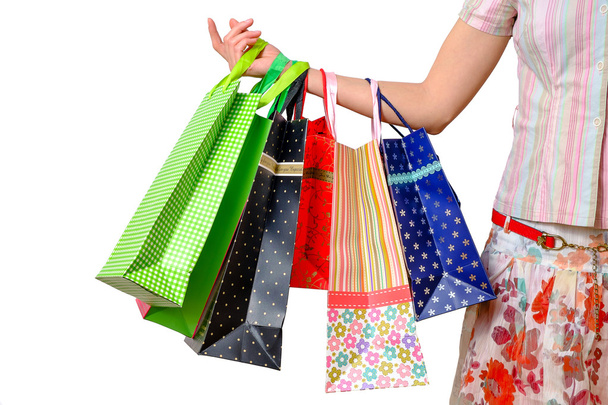 Mano femenina sosteniendo bolsas de compras multicolor
 - Foto, Imagen