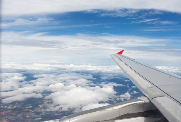 Смотреть в окно самолета во время полета в крыле с ник
 - Фото, изображение