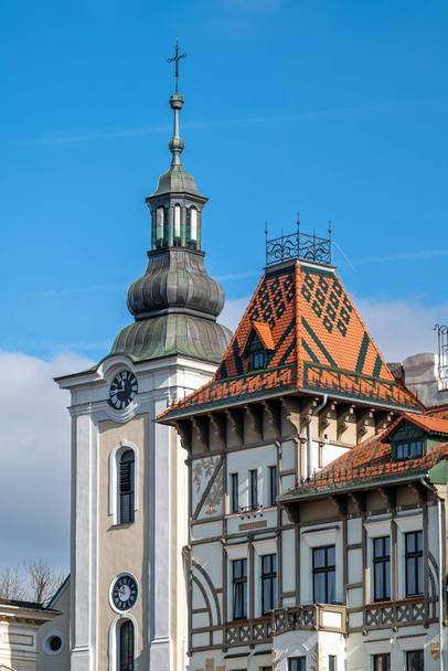 Art Nouveau vuokratalon torni sammakoiden alla ja Martin Lutherin kirkon torni Bielsko-Bialassa - Valokuva, kuva